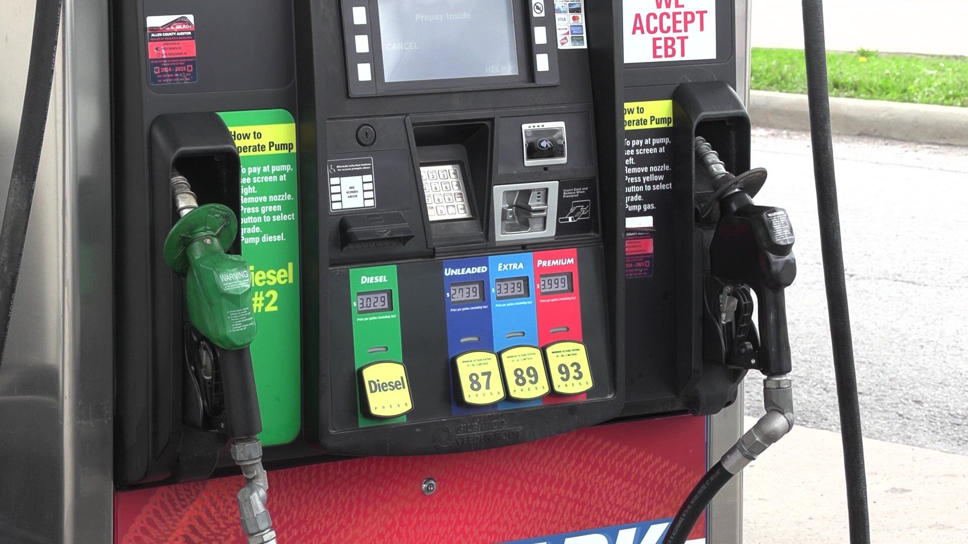 Gas prices lowest per gallon since Memorial Day weekend since 2021